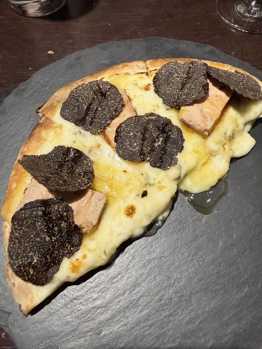 Persis_Lipset's tweet photo. 今日は"会"だったので。ピザとか1億年ぶりに食べたかも🍕 https://t.co/LxinBvgW6n
