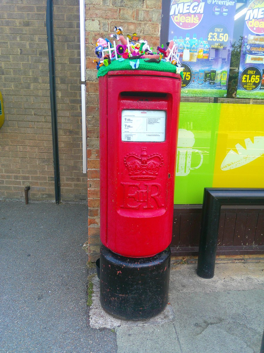 HelenRo88542779's tweet photo. 📮Wishing you all a super Saturday from Sawtry, Huntingdonshire (within Cambridgeshire). #PostboxSaturday #YarnBombing #PostboxTopper https://t.co/jGIQp8e6CM