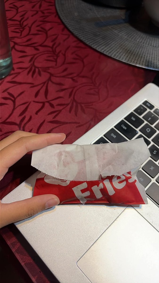 surrycai's tweet photo. JOLLIBEE ANO NA 😭😭😭 https://t.co/4GrUkHxXX8