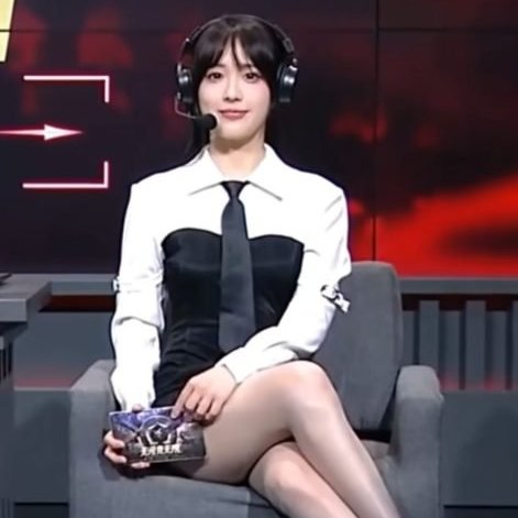 npomvtt's tweet photo. ASSIM TÁ BOM? A comentarista chinesa de e-sports ZhaZha, que trabalha com a liga Naraka: Bladepoint Pro League, sofreu ataques machistas por ter usado uma saia considerada curta demais em uma transmissão ao vivo e mostrado "muita pele".

Na próxima, ela apareceu completamente coberta de preto da cabeça aos pés, inclusive com o rosto pintado, para satirizar os ataques.