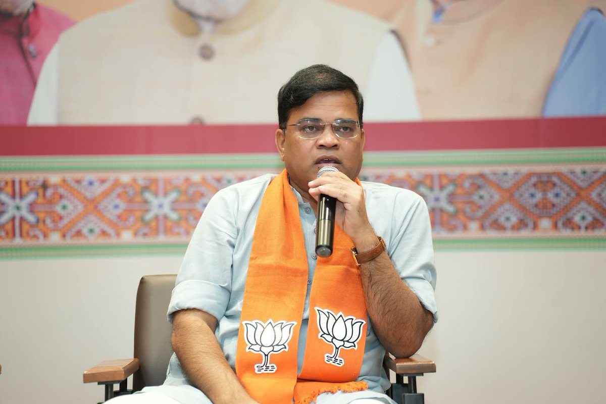 Surajvasava20's tweet photo. ગુજરાત પ્રદેશ ભાજપ કાર્યાલય ‘શ્રી કમલમ્’ ખાતે પ્રદેશ અધ્યક્ષ શ્રી @iJagdishBJP જીની અધ્યક્ષતામાં તથા પ્રદેશ સંગઠન મહામંત્રી શ્રી @ratnakar273 જીની વિશેષ ઉપસ્થિતિમાં યોજાયેલી સંગઠનાત્મક બેઠકમાં ઉપસ્થિત રહી માર્ગદર્શન પ્રાપ્ત કર્યું. બેઠક દરમિયાન સંગઠનને વધુ મજબૂત બનાવવા, આગામી કાર્યક્રમોની રૂપરેખા અને કાર્યવિસ્તાર અંગે વિસ્તૃત ચર્ચા કરવામાં આવી. 

આ બેઠકમાં પ્રદેશ મહામંત્રીઓ ડૉ. પ્રશાંતભાઈ કોરાટ, શ્રી અનિરુદ્ધભાઈ દવે, શ્રી હિતેન્દ્રસિંહ ચૌહાણ સહિત પ્રદેશ પદાધિકારીશ્રીઓ, જિલ્લા પ્રમુખશ્રીઓ અને પ્રભારીશ્રીઓ ઉપસ્થિત રહ્યા.
@DrPrashantkorat @Hitendrasinhbjp @aniruddhdavebjp