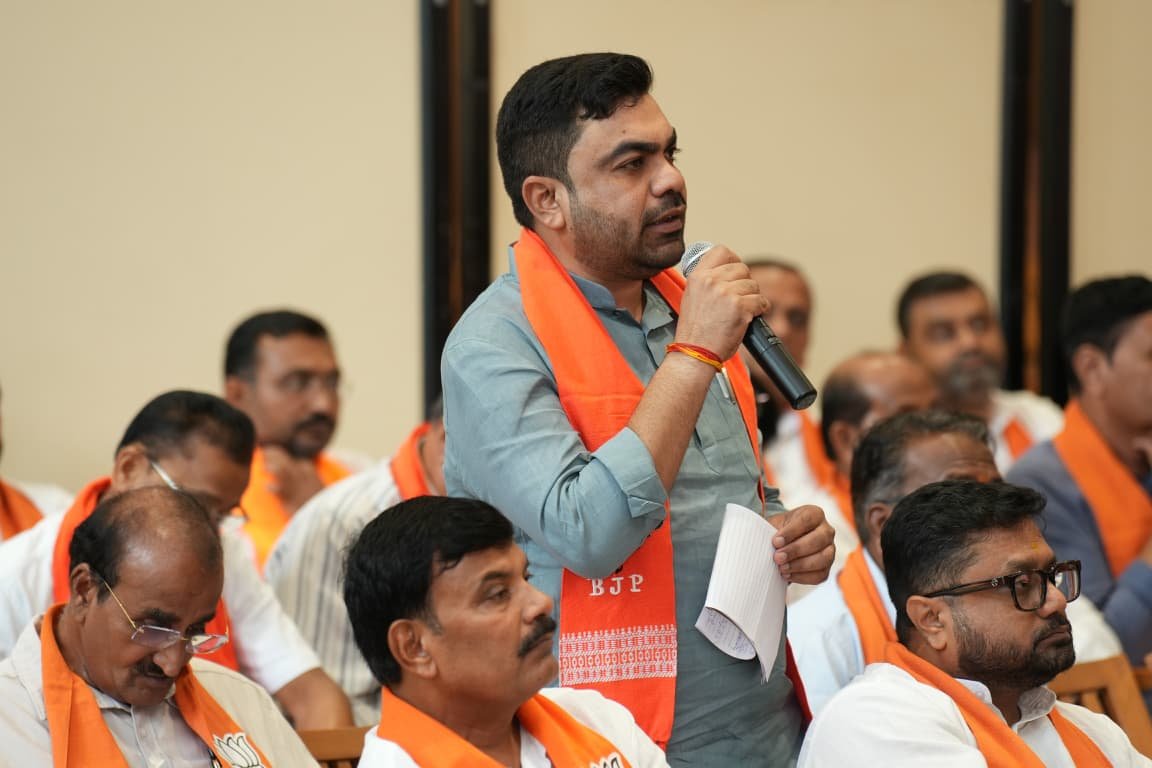 Surajvasava20's tweet photo. ગુજરાત પ્રદેશ ભાજપ કાર્યાલય ‘શ્રી કમલમ્’ ખાતે પ્રદેશ અધ્યક્ષ શ્રી @iJagdishBJP જીની અધ્યક્ષતામાં તથા પ્રદેશ સંગઠન મહામંત્રી શ્રી @ratnakar273 જીની વિશેષ ઉપસ્થિતિમાં યોજાયેલી સંગઠનાત્મક બેઠકમાં ઉપસ્થિત રહી માર્ગદર્શન પ્રાપ્ત કર્યું. બેઠક દરમિયાન સંગઠનને વધુ મજબૂત બનાવવા, આગામી કાર્યક્રમોની રૂપરેખા અને કાર્યવિસ્તાર અંગે વિસ્તૃત ચર્ચા કરવામાં આવી. 

આ બેઠકમાં પ્રદેશ મહામંત્રીઓ ડૉ. પ્રશાંતભાઈ કોરાટ, શ્રી અનિરુદ્ધભાઈ દવે, શ્રી હિતેન્દ્રસિંહ ચૌહાણ સહિત પ્રદેશ પદાધિકારીશ્રીઓ, જિલ્લા પ્રમુખશ્રીઓ અને પ્રભારીશ્રીઓ ઉપસ્થિત રહ્યા.
@DrPrashantkorat @Hitendrasinhbjp @aniruddhdavebjp