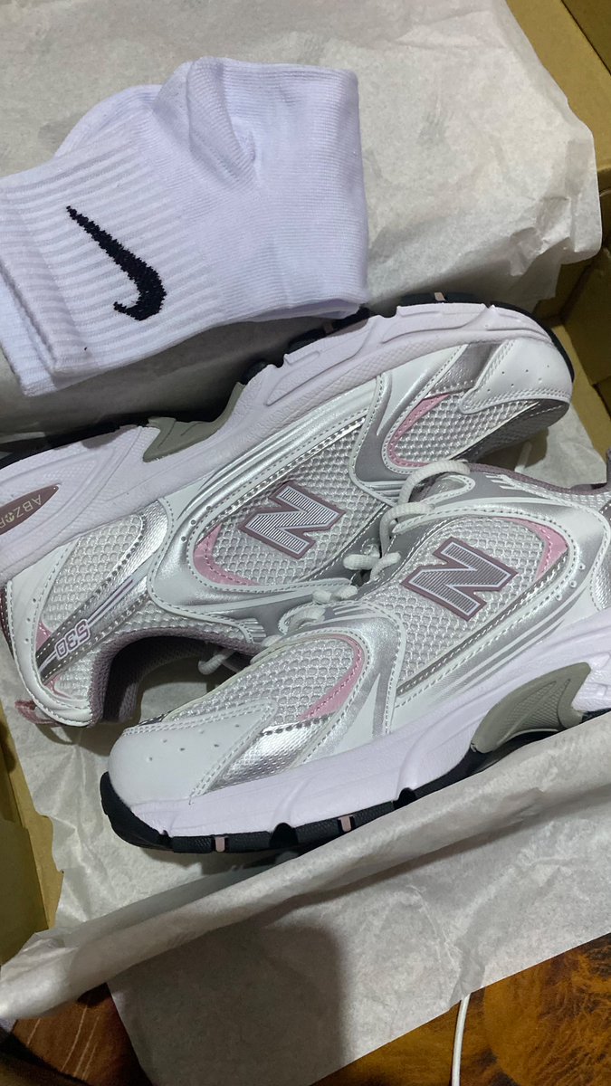 hyeonspacee's tweet photo. woi wts nb 530 white silver pink, baru bgt beli di 1,8 aku jual di 1,4 aja(rugi banyak) cz ukurannya kegedean, cpt siapa cpt dia dpt (uk:38) belum kepake samsek ya #WTS #newbalance https://t.co/K3H8ImMkVT