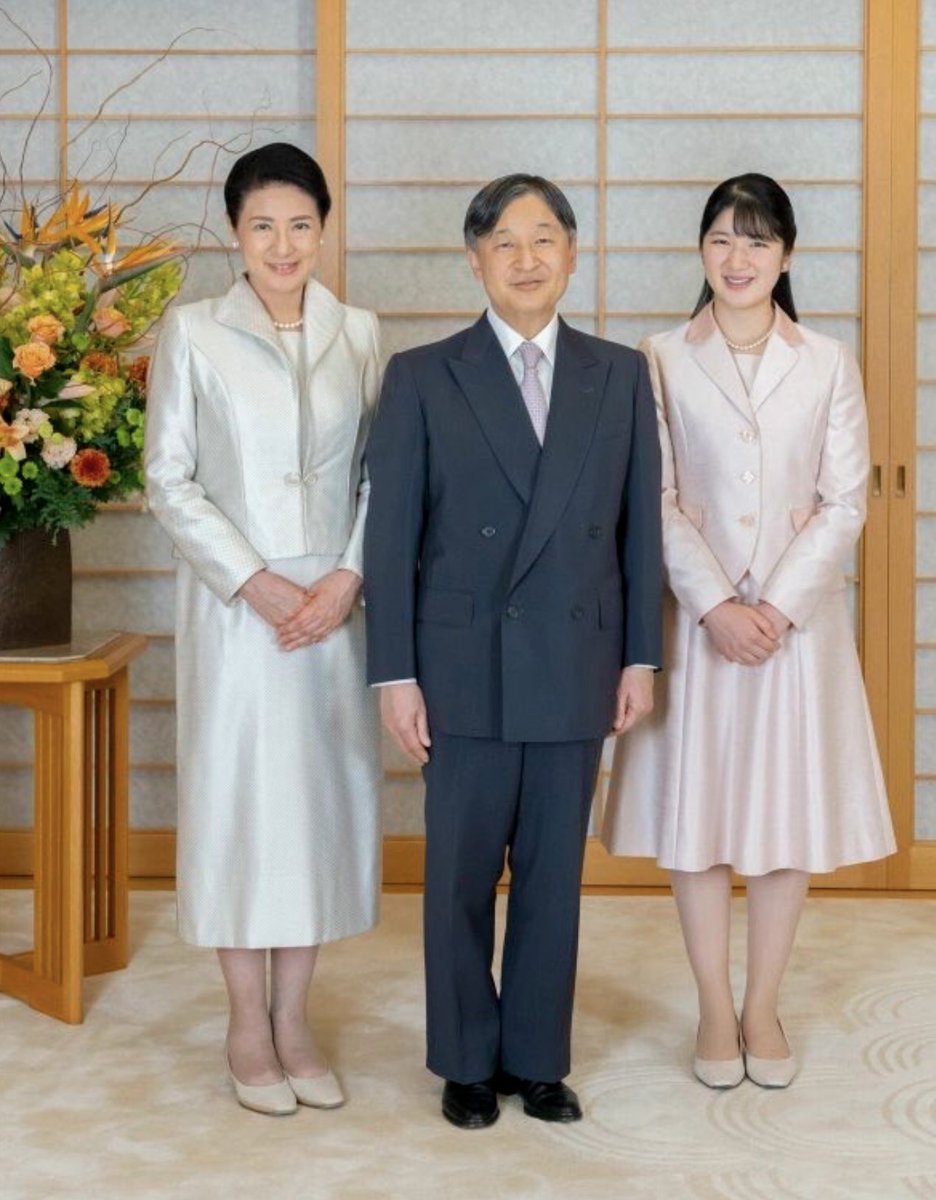 mas__yamazaki's tweet photo. （続き）何度も指摘しますが、今われわれが見ているのは、単に皇位継承をどうするかの話ではありません。日本国憲法に則った象徴天皇制と、男尊女卑を「伝統」名目で強化する権威主義天皇制の戦いです。後者が勝てば、上皇と今上が今まで積み重ねた努力がゼロにリセットされる。野蛮な時代に回帰する。 https://t.co/gD4CnoskxO