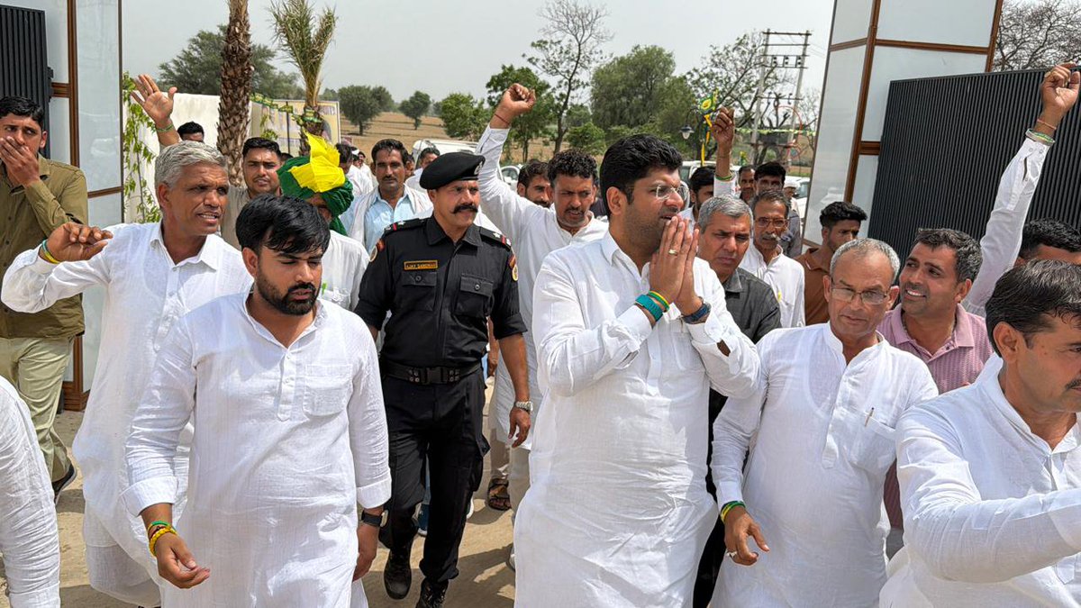 harduttjangra's tweet photo. #हरियाणा के पूर्व उपमुख्यमंत्री श्री @Dchautala  पहुंचे #बाढड़ा । कार्यकर्ताओं को किया सम्बोधित..

@JJPofficial @jjpharyana @DVJChautala https://t.co/MXRPb9ZzJD