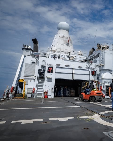 PuertoSeguro12's tweet photo. Imágenes de un Helicóptero NH90 y el Patrullero oceánico HNLMS Groningen (P843),de la Marina Real de Países Bajos, entregando ayuda en lugares de difícil acceso en la Guaira. https://t.co/1aB1q6N7YK