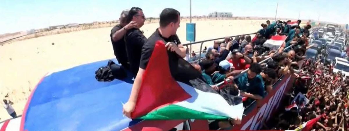 Shorouk_News's tweet photo. العلم الفلسطيني كان حاضرا إلى جانب العلم المصري في حافلة المنتخب بأيدي حسام حسن ورجاله امتدادًا للمواقف المساندة للقضية في المونديال https://t.co/LhwZBmQcrj