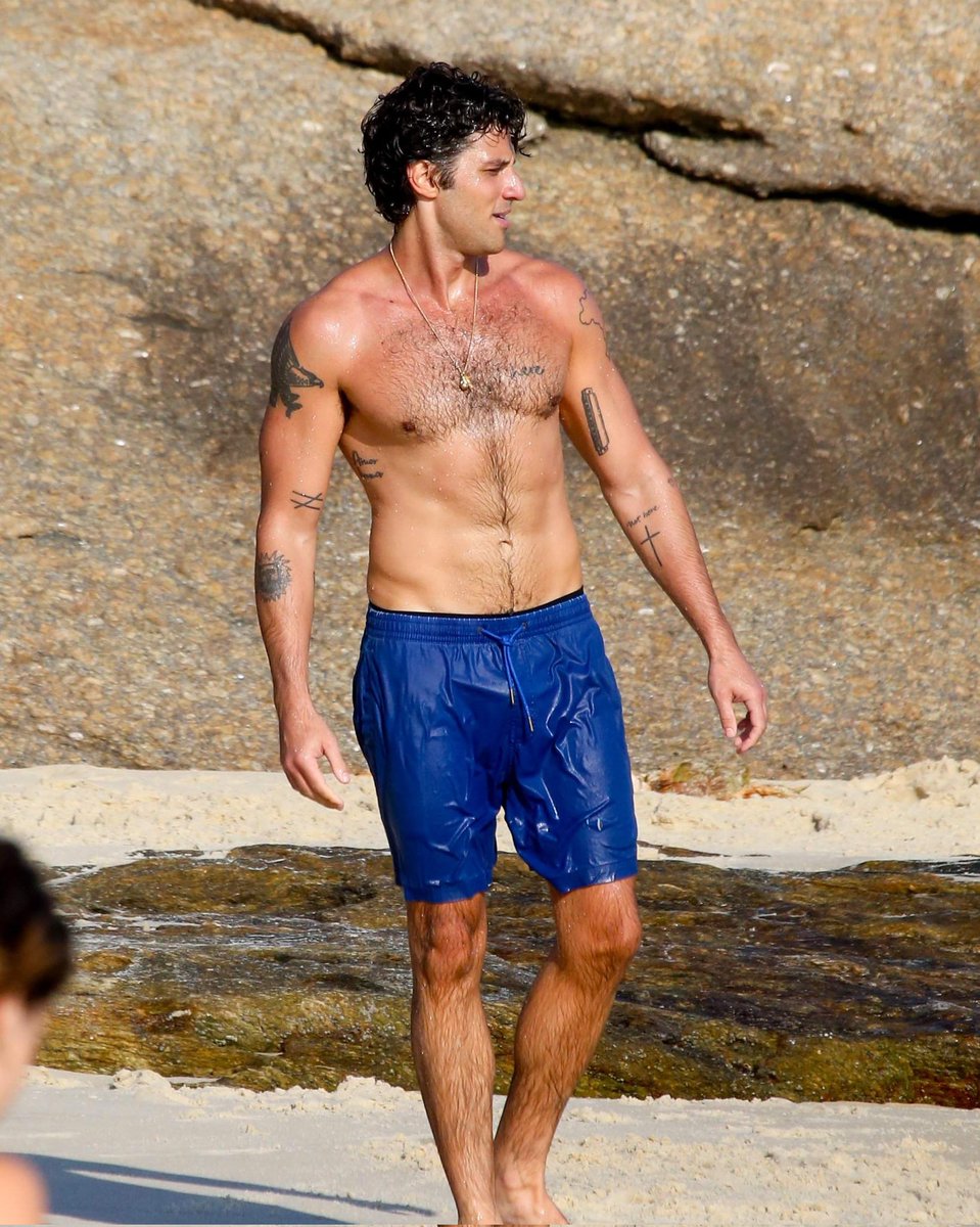 chaycervo's tweet photo. SEXTOU na praia com os pequenos! 🏖

Enquanto faz sucesso como Pedro Figueira em #QuemAmaCuida, Chay Suede aproveitou uma folga nas gravações para curtir o dia ao lado dos filhos mais velhos, Maria e José, na Praia do Arpoador, no Rio de Janeiro. https://t.co/hERy91rAaf