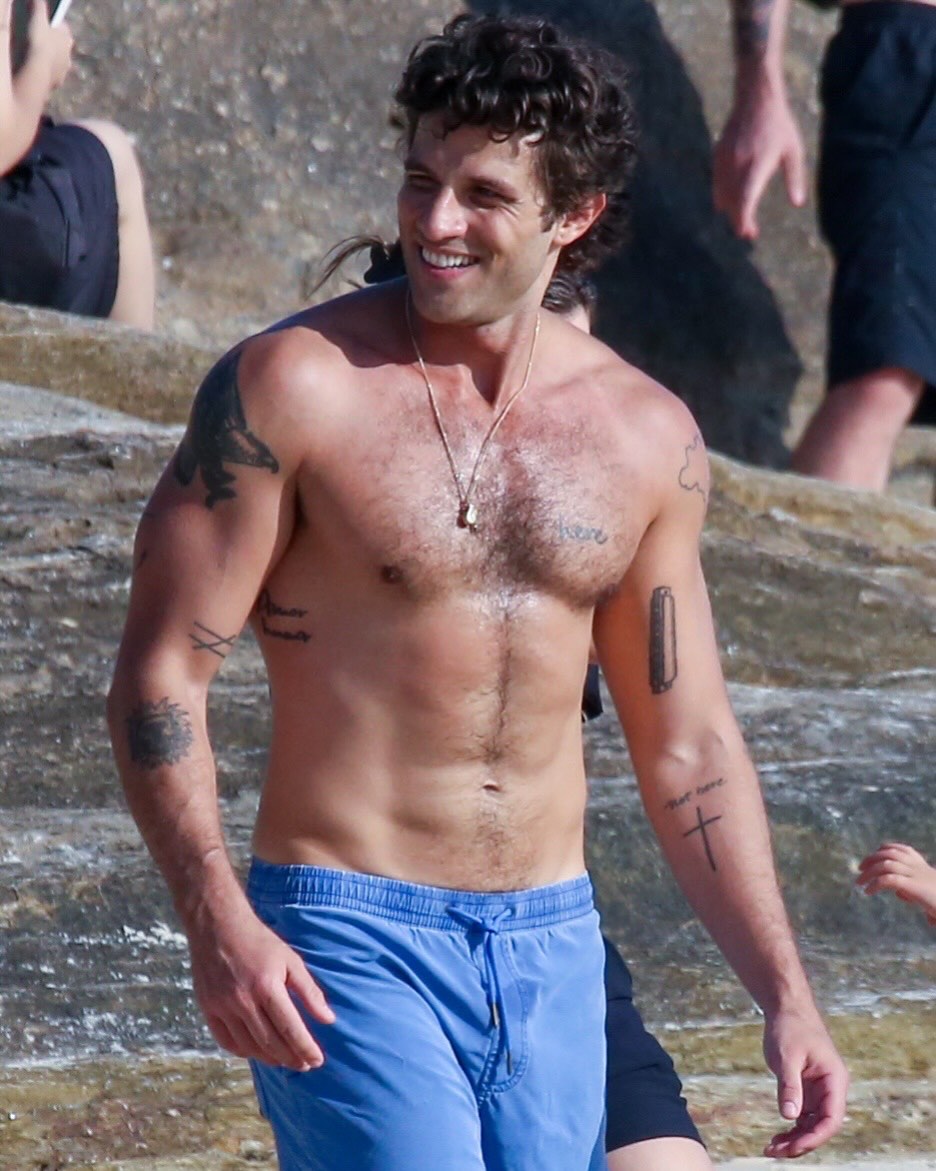 chaycervo's tweet photo. SEXTOU na praia com os pequenos! 🏖

Enquanto faz sucesso como Pedro Figueira em #QuemAmaCuida, Chay Suede aproveitou uma folga nas gravações para curtir o dia ao lado dos filhos mais velhos, Maria e José, na Praia do Arpoador, no Rio de Janeiro. https://t.co/hERy91rAaf