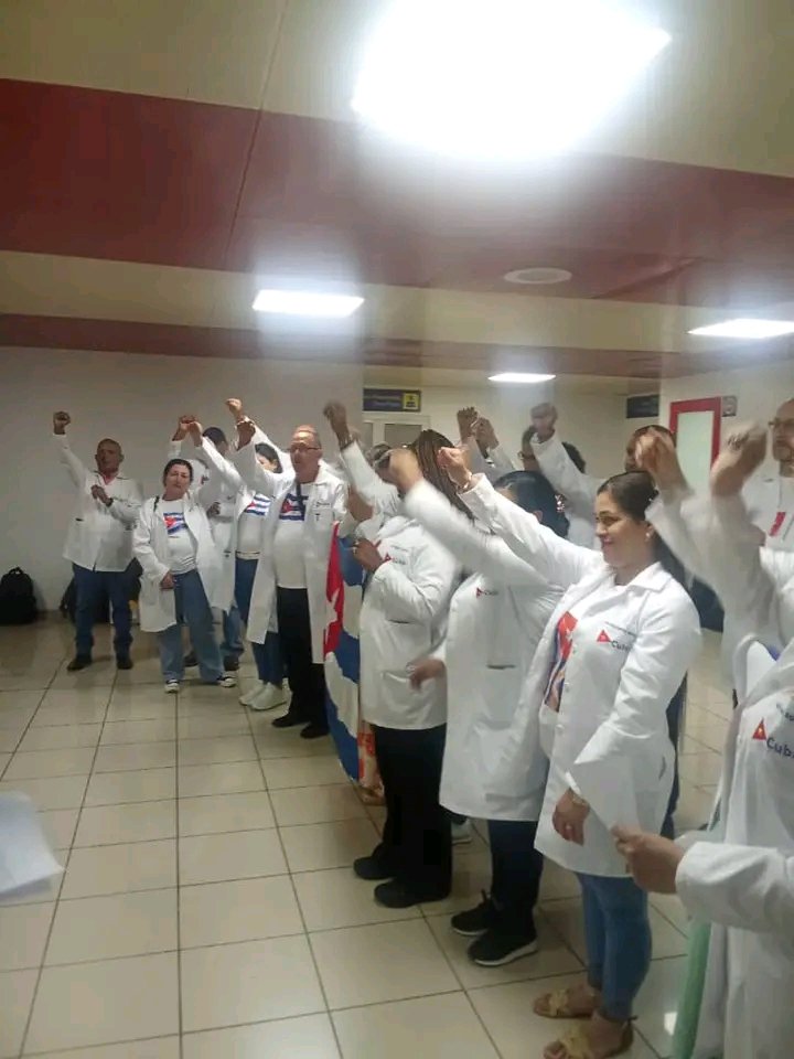 TaniaMCruzHdez's tweet photo. Un nuevo grupo de cooperantes cubanos de la #Salud regresaron con el deber cumplido y recibieron la bienvenida oficial de la Viceminista, Dra. Carilda Peña García; luego de haber sido despedidos en la Plaza José Martí de la Avenida Las Américas, en Guatemala.

#CubaPorLaVida https://t.co/IGeG7g8eEE