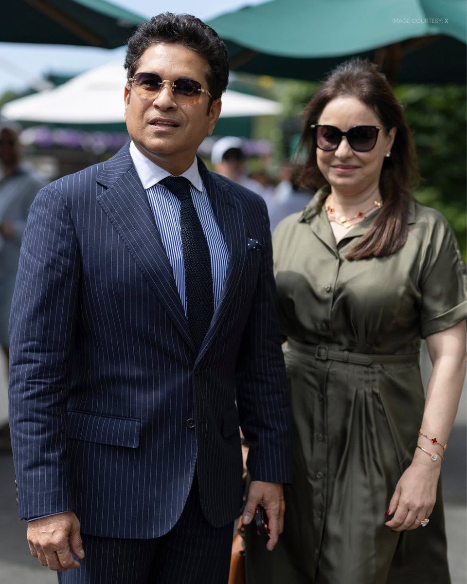 100MasterBlastr's tweet photo. 𝐀 𝐓𝐨𝐮𝐜𝐡 𝐨𝐟 𝐑𝐨𝐲𝐚𝐥𝐭𝐲 𝐚𝐭 𝐂𝐞𝐧𝐭𝐫𝐞 𝐂𝐨𝐮𝐫𝐭 ⭐

The Master Blaster graces Centre Court at Wimbledon to witness the exciting semifinal action! 🙌🏻🌟

[Sachin Tendulkar, Wimbledon, Semi Final] https://t.co/tKzDav4vBT