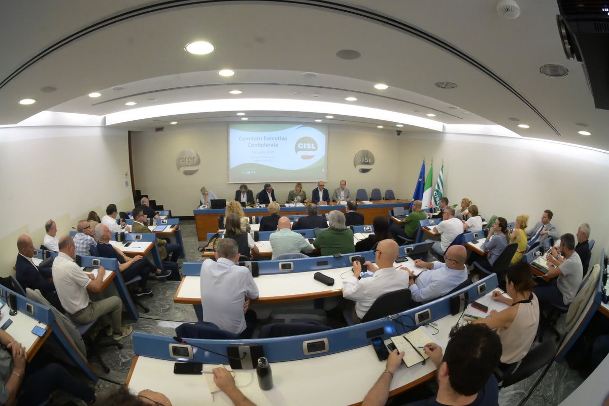 CislNazionale's tweet photo. Il Comitato Esecutivo della #CISL dà pieno sostegno alla piattaforma unitaria con Cgil e Uil su rappresentanza e contrattazione, e torna a chiedere un Patto sociale nazionale. L’organismo confederale prende inoltre posizione contro le derive populiste e sovraniste, richiamando l'umanesimo della Magnifica Humanitas.
Leggi il comunicato sul sito 👉 https://t.co/LadJSW22cm
#PiattaformaUnitaria #Rappresentanza #Contrattazione #PattoSociale #MagnificaHumanitas