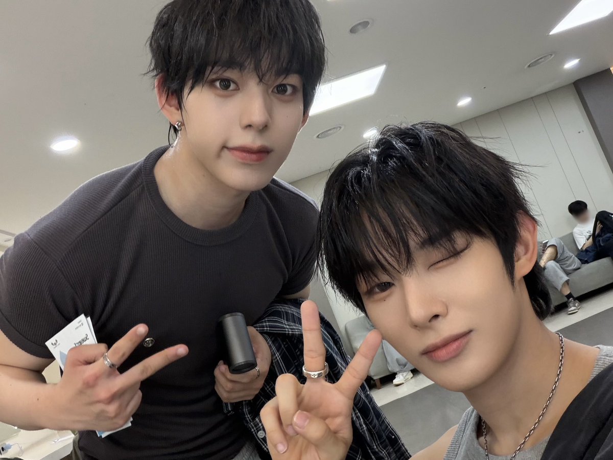 AHOF_official's tweet photo. 🐰🦊

#AHOF #아홉
#STEVEN #스티븐
#CHIHEN #즈언 https://t.co/kba4jH9Hnz