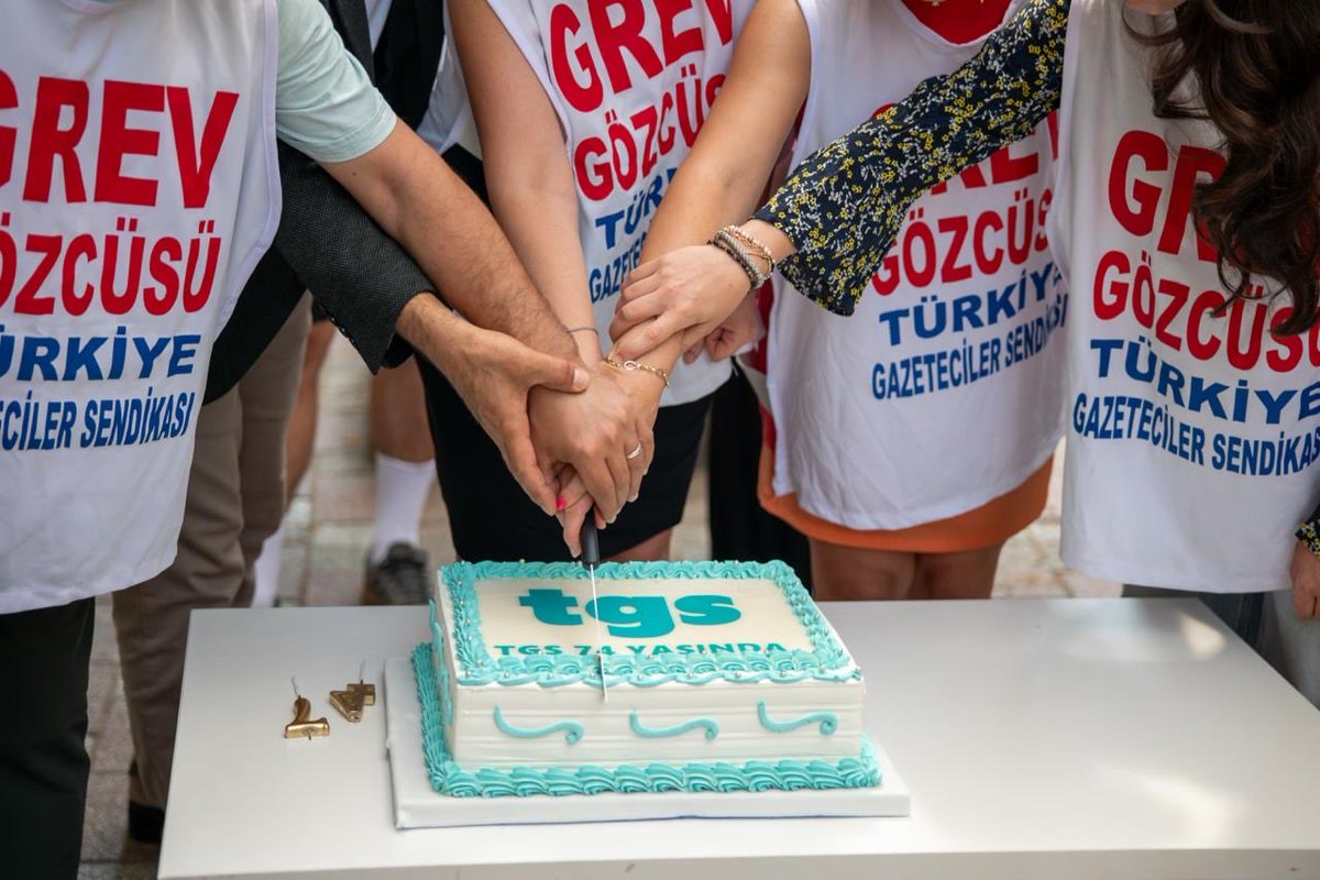 Grenadinere's tweet photo. Au 5e jour de notre grève à l'AFP en Turquie,  notre lutte, notre solidarité, nos revendications et notre détermination ne font qu’un, à l'image de nos mains 🌟 
Jamais nous ne lâcherons la main l’un de l’autre.
Ensemble, nous vaincrons, nous vaincrons à coup sûr ! 👊
@TGS_org_tr @SNJ_national @SnjCgt @SUDAFP 
#Grev #Grève #AFPdeGrevVar #GrèvealAFP
