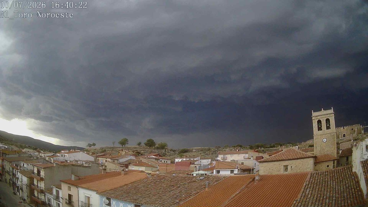 JuanjoVillena's tweet photo. ¡Atención a la tormenta que está llegando a la zona de El Toro y Barrancas!  ⛈

Por las reflectividades en el radar, el aspecto de los cumulonimbos y las condiciones previstas, previsiblemente será una tormenta muy adversa con lluvias fuertes, quizá granizo grande y/o viento. 🌪 https://t.co/Gl7X086HG3