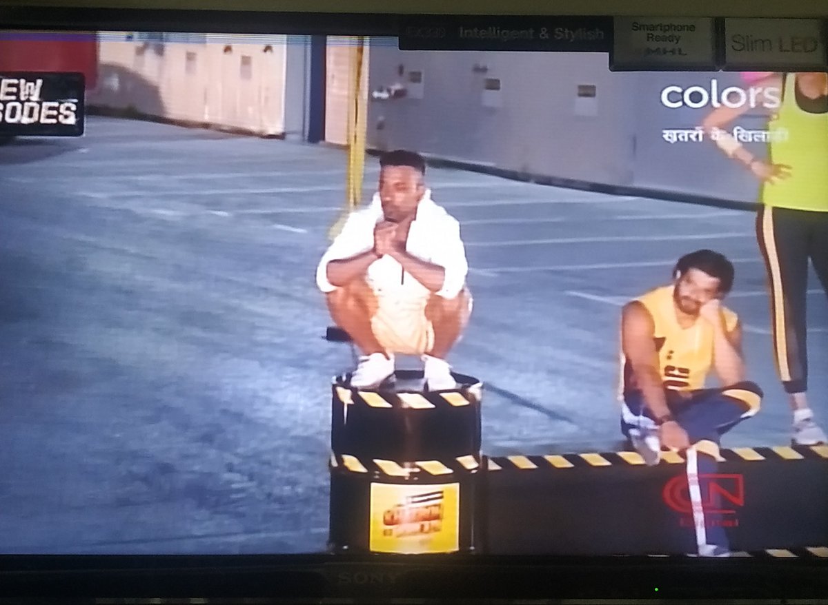 VinayRaghu02's tweet photo. #TeVin Task In #KKK10😁
TeVin started this way &amp; Later they went to another way 😝
In btw whole task Dharmesh Sir commentry was hilarious
TP to Shivin:- Tu kaha gaya tha sair karne ko? 😭
@itsmetejasswi #TejasswiPrakash #TejaTroops #ShivinNarang https://t.co/2GkMPVLfJh