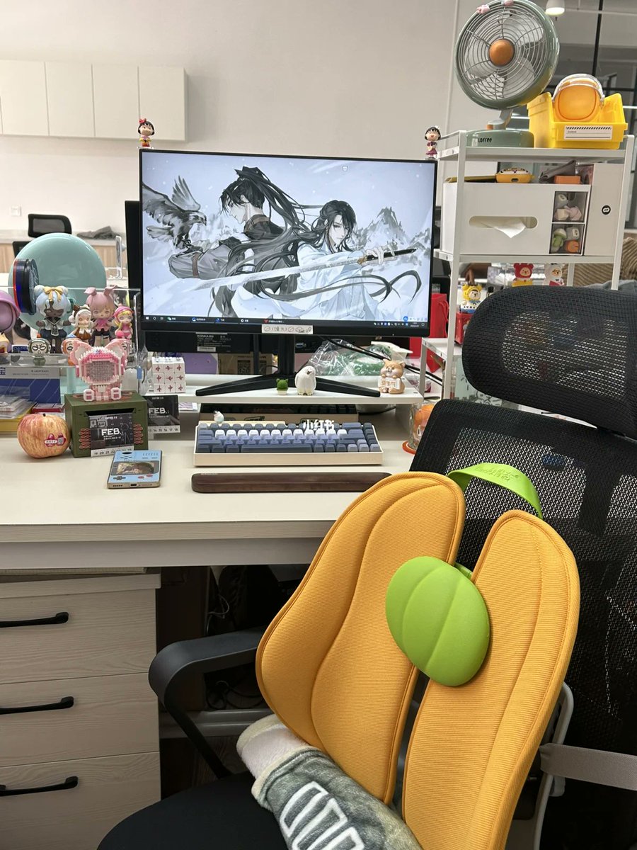 florianloe's tweet photo. Mid-workday, coffee in hand, screen half-open to actual work, half to cat videos  Best kind of office break. https://t.co/AzyBhKFi3S