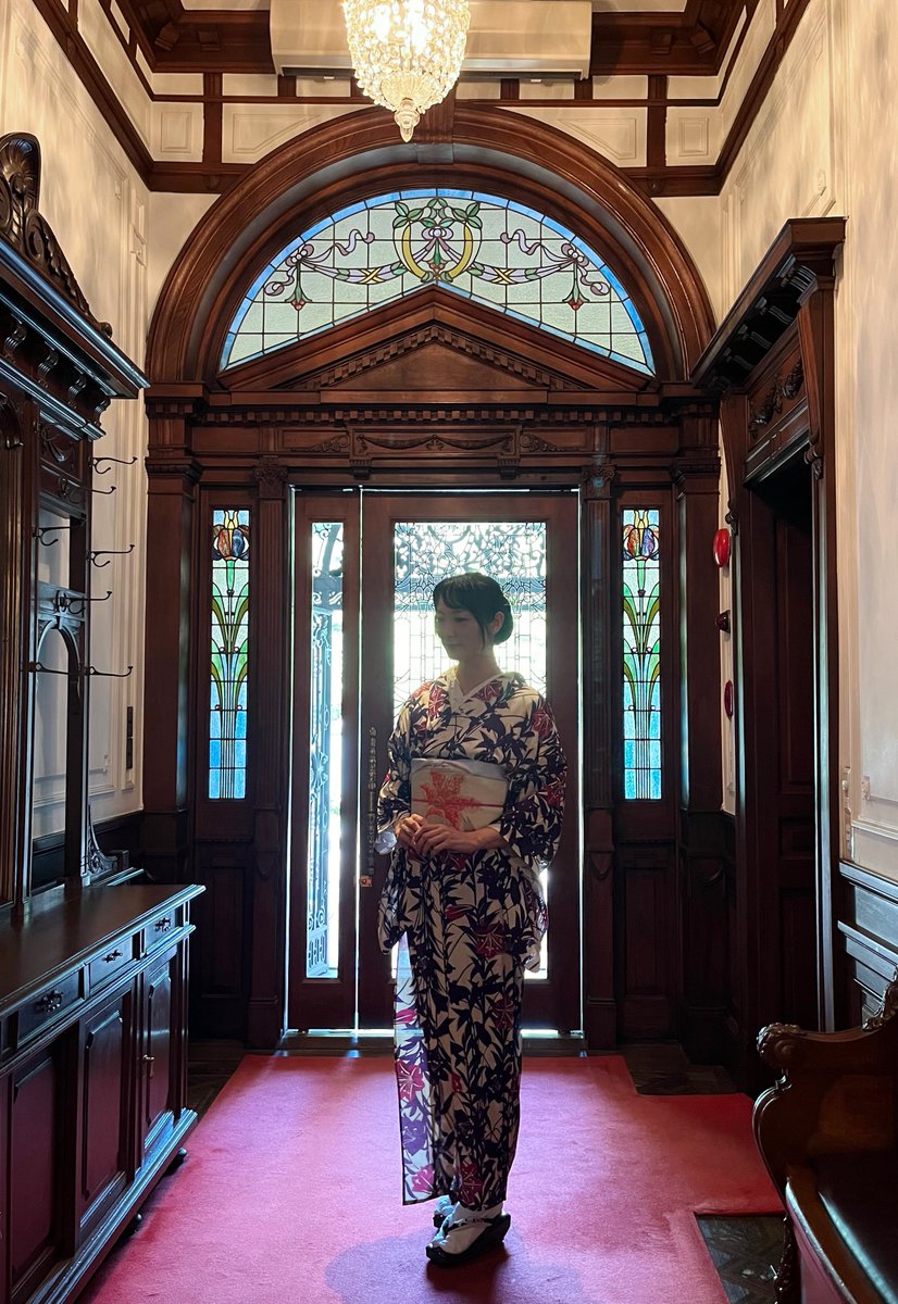 jadorevinrouge's tweet photo. 長楽館は、煉瓦も石も木ももちろん最高なんだけど、ステンドグラスの美しさもまた格別🥹🫶

至るところに有形文化財があるわ、建物自体も国指定重要文化財になってるわでまさに生ける美術館👏✨
建築好きにはたまらない聖地🥹✨ https://t.co/9CeYIooTsx