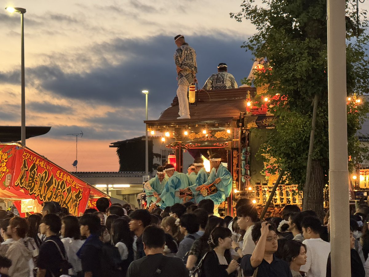 NekoJitaBlog's tweet photo. Hoy hemos ido a ver el festival de mi ciudad Narita con mis padres. Hacía mucho tiempo que no lo veíamos! Había un ambiente muy animado pero por culpa de un incendio han tenido que terminarlo antes de tiempo. El sábado y domingo también hay! Tenéis que verlo! https://t.co/dCTgVaC6tb