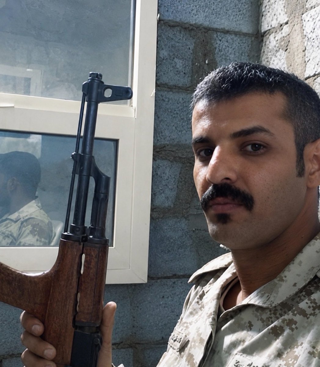 bni3mr's tweet photo. الشهيد (بإذن الله) الجندي أول / عبدالله بن عوضه بن سعد آل فالح آل جمعة العمري 

- من قبيلة آل جمعة - بادية بني عمرو.

سطر بدمه مع شهداء الوطن ملحمة من ملاحم الجهاد والصمود والفداء، ونال مع زملائه شرف الشهادة دون أقدس وطن وأطهر تراب .

ولد وترعرع رحمه الله في مدينه السليل مع والده ووالدته وإخوانه، ثم انتقل مع أسرته إلي مركز  القوباء  في بادية بني عمرو .. 

التحق بالدراسة في مدينة السليل ثم أستكمل دراسته بمدارس مركز القوباء،  وبعد تخرجه منها التحق بالسلك العسكري بوزارة الدفاع  في النعيرية، ثم بعد مدة انتقل للعمل بالحد الجنوبي باللواء التاسع عشر بمدينة نجران، حيث كان يكلف هو ومجموعة من زملائه بمهمات مساندة قتالية من ضمن الوحدات العسكرية المساندة  للقوات الشرعية اليمنية، وفي إحدى الاشتباكات القتالية نال هو وبعض زملائه شرف الشهادة دون الدين والمليك والوطن، ليُكتب اسمه في سجل الشهداء الأبطال الذين استشهدوا في الحد الجنوبي،  وكان تاريخ استشهاده رحمه الله بتاريخ ١٢/ ٥/ ١٤٤٢هـ ، ودفن في مركز القوباء مشيعا بالدعاء الصادق من زملائه ومحبيه، ومشيعا بعدد كبير من أبناء منطقته ورفقاء مسيرته  .. 

وفي شهر ربيع الثاني من العام ١٤٤٧هـ تم تسمية أحد الشوارع في محافظة بيشة باسمه عنوانا للوفاء وتخليدا لقصص الفداء من حكومتنا الرشيدة للشهداء الذين بذلوا أغلى ما لديهم في سبيل أمن واستقرار بلادنا الغالية .

نسأل الله أن يغفر له ويرحمه، ويكتبه وزملاءه وجميع شهداء الوطن في الشهداء والصالحين مع الأنبياء و الأبرار وحسن أولئك رفيقا .