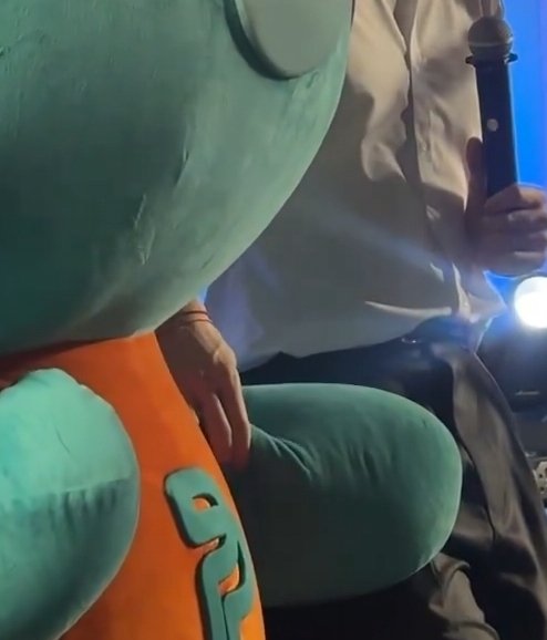 ppwbluesky's tweet photo. Permpoon bilang kalau thun pondnya suka mijat tangan dia sambil dikasih kalimat penyemangat. Ternyata yang dimaksuk p'perm itu beneran tangan si talent permpoon yg dipijat pond, gua mau nangis ngeliat ini 🥹

PPP FAMILY MOSHI MOSHI
#MoshiMoshixPondPhuwin
https://t.co/yGiqjwloQv https://t.co/qzCvBlmGod