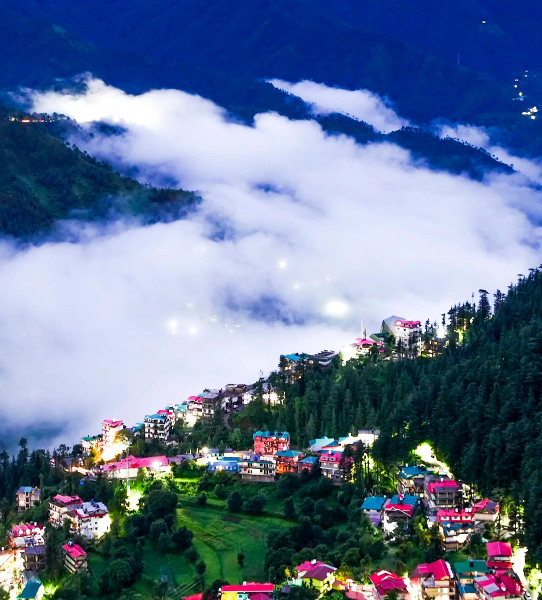 timesofindia's tweet photo. #InPics | A blanket of monsoon mist covered the hills and lush green valleys of Shimla on Friday, offering breathtaking views after recent rainfall. The serene landscape, with clouds drifting through the mountains, highlighted the natural beauty of the Himachal Pradesh capital.

Read the full story on the TOI App 👉https://t.co/ogFaRsUKyn

#Shimla #Monsoon #HimachalPradesh