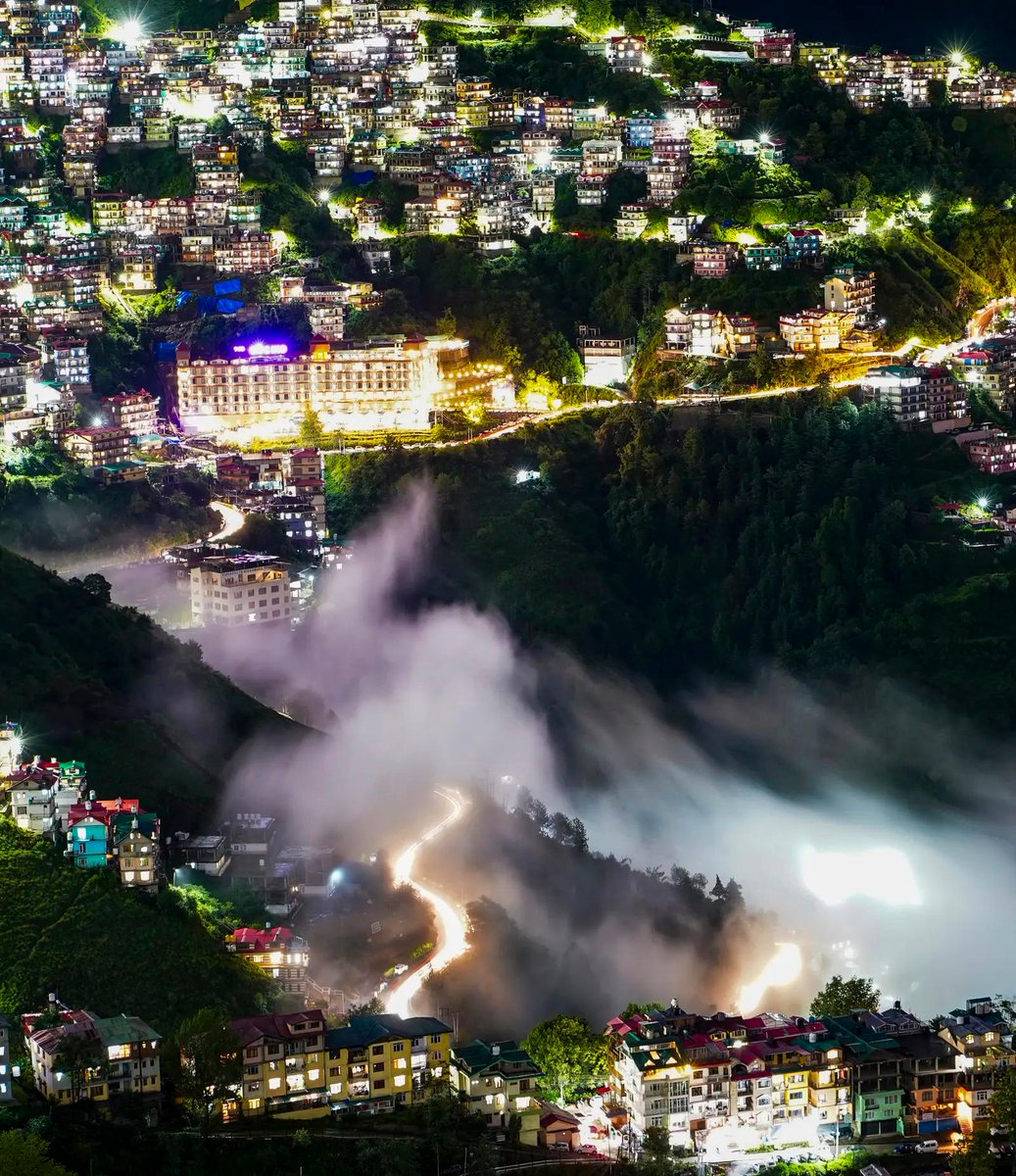 timesofindia's tweet photo. #InPics | A blanket of monsoon mist covered the hills and lush green valleys of Shimla on Friday, offering breathtaking views after recent rainfall. The serene landscape, with clouds drifting through the mountains, highlighted the natural beauty of the Himachal Pradesh capital.

Read the full story on the TOI App 👉https://t.co/ogFaRsUKyn

#Shimla #Monsoon #HimachalPradesh