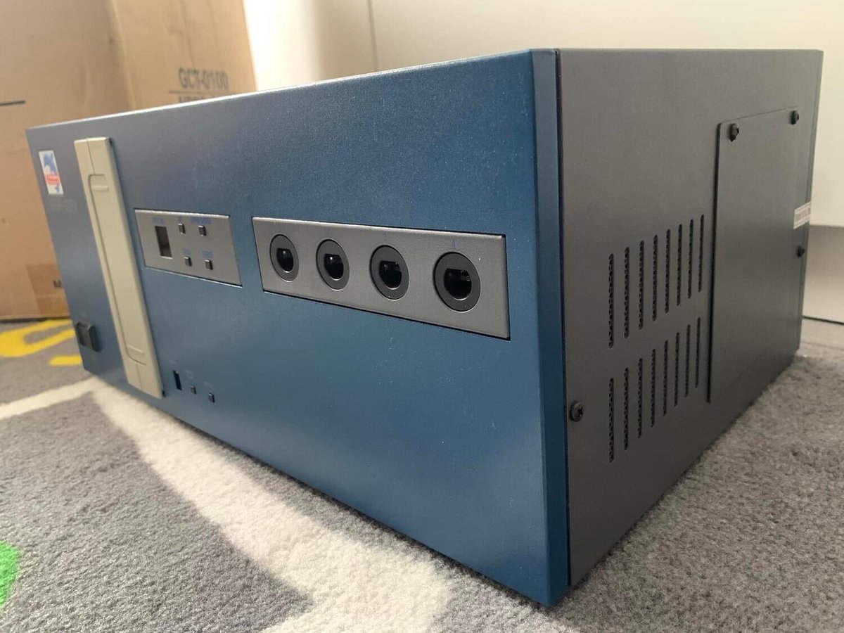 ZeldaAnecdotes's tweet photo. Vous la reconnaissez ?

Il s'agit du devkit de la... GameCube !

On peut voir le dauphin à gauche, référence au projet "Dolphin", nom de code de la GameCube durant son développement. https://t.co/NbKz5Gz62H