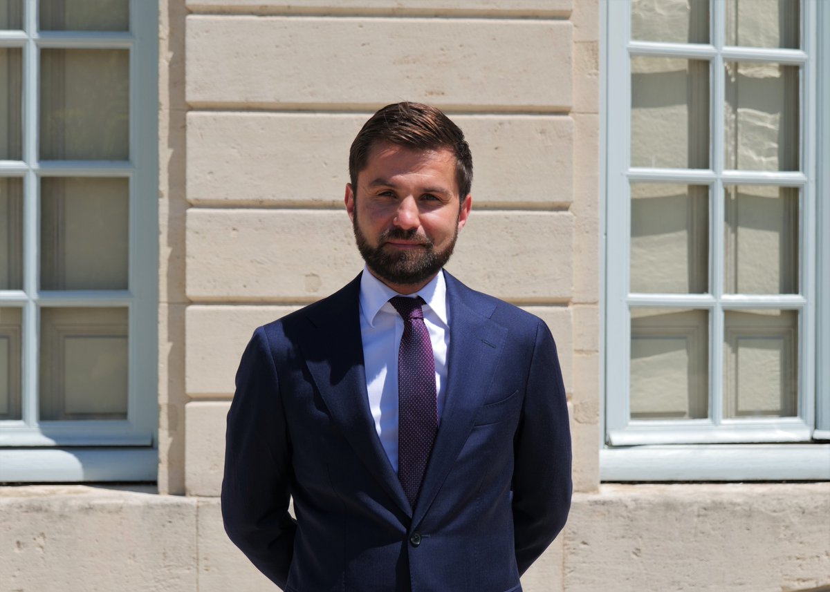 Prefet51's tweet photo. 🌟 Bienvenue à notre nouveau stagiaire de l'INSP - Institut national du service public !

Nous avons le plaisir d’accueillir Quentin Rouxel, élève de la promotion Missak et Mélinée Manouchian de l’INSP, qui renforcera les équipes de la préfecture de la Marne jusqu’en janvier 2027.

🎓 Titulaire d'un doctorat en histoire contemporaine et relations internationales de l'Université Bordeaux Montaigne, Quentin a débuté son parcours au Parlement européen puis à la Représentation permanente de la France auprès de l'Union européenne à Bruxelles. Il a ensuite mis ses compétences pendant 5 ans au service du ministère des Armées. Dans le cadre du cursus de formation de l'INSP, il a d'abord fait un stage à l'ambassade de France aux États-Unis à Washington puis à la Délégation à la sécurité routière du ministère de l'Intérieur, avant de rejoindre Châlons-en-Champagne.

📍 Affecté directement auprès de Romain Royet, préfet de la Marne, Quentin mettra son expertise fine de la gestion de crise et des affaires publiques au profit du territoire.

#Préfecture #Marne #INSP #ServicePublic