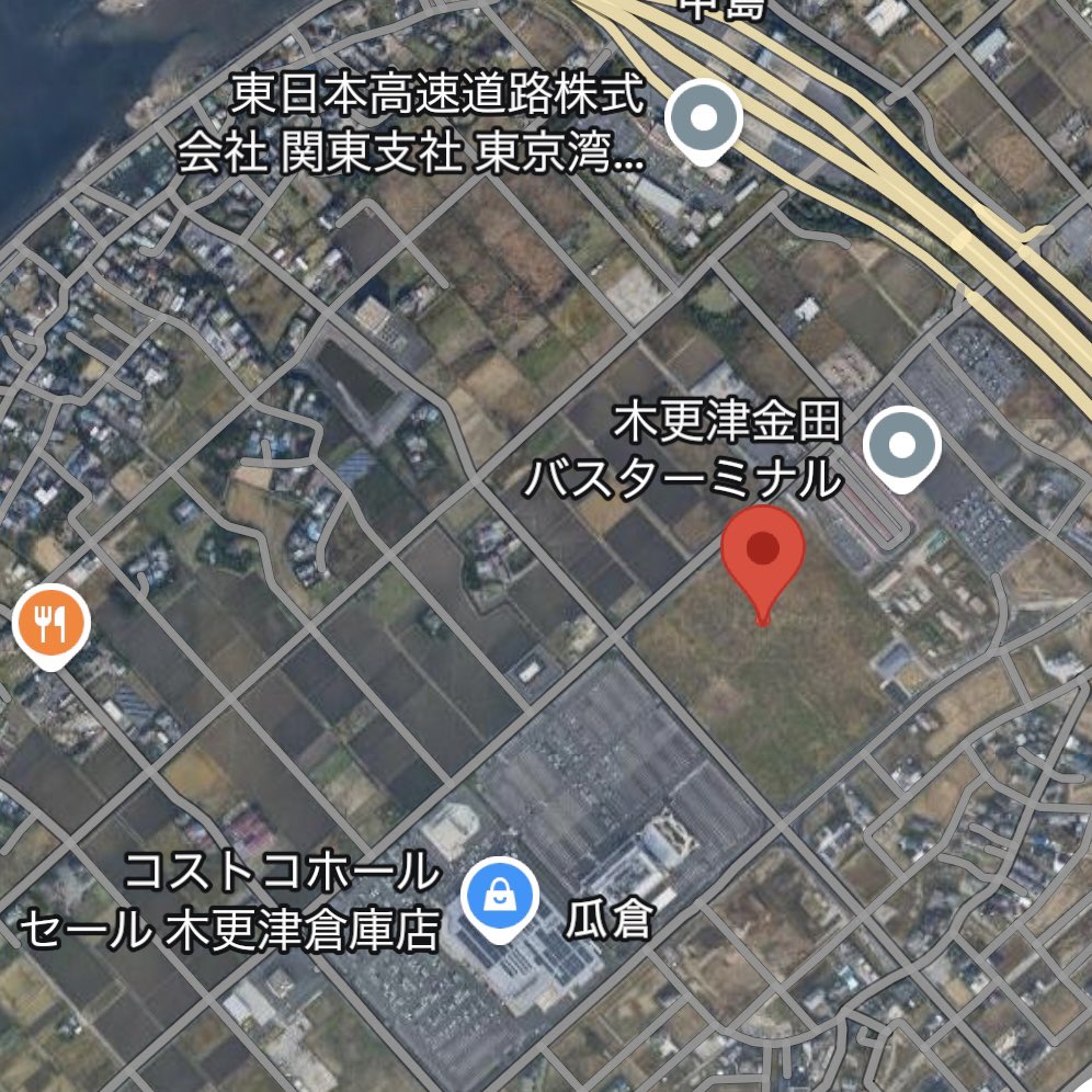 hidepp3's tweet photo. 「木更津アクアゲートヴィレッジ」始動か？

2019年1月に（株）新昭和が土地を落札
「木更津ゲートウェイヴィレッジ」と称して 商業施設やホテル、医療・福祉施設を擁した大型複合施設となる予定だったけど…全く着工されず⤵️

同時期に近隣地を落札した「コストコ木更津倉庫店」は2020年に完成・営業開始済み

そんな「木更津アクアゲートウェイヴィレッジ計画」だけど…ようやく進展する？らしく 近々 住民説明会が開かれるとの噂も🙄

なお 計画自体は かなり縮小されるもよう😔

📍 千葉県 木更津市 瓜倉（コストコとバスターミナルの間）