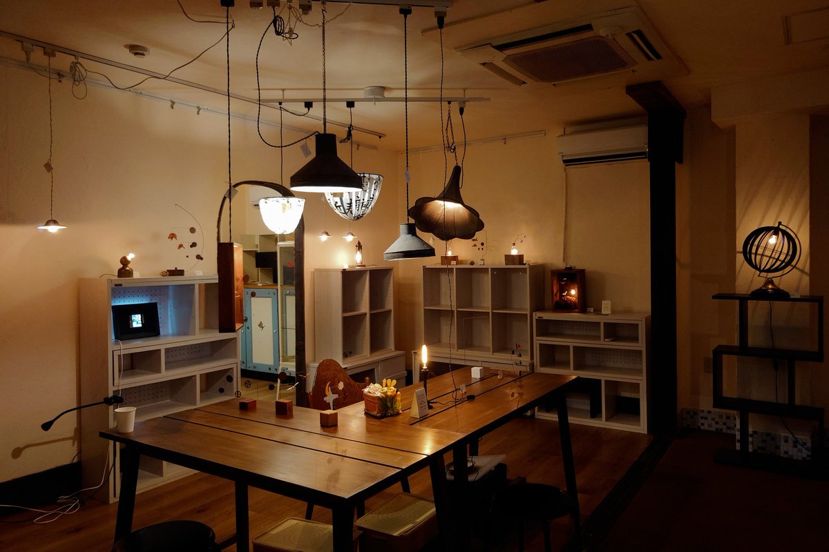 RyuTachihara's tweet photo. 今日は仕事帰りに足を伸ばして、川越の #galleryRooM さんにお伺いしました。

「夜を楽しむ灯り展」が開催中です。
今回の企画展では、灯りを楽しむために開廊時間が14時～19時となっています。
灯りを見ると心が落ち着きますね。

会期は7月12日(日曜日)までですから、皆さまも是非とも足をお運びください。