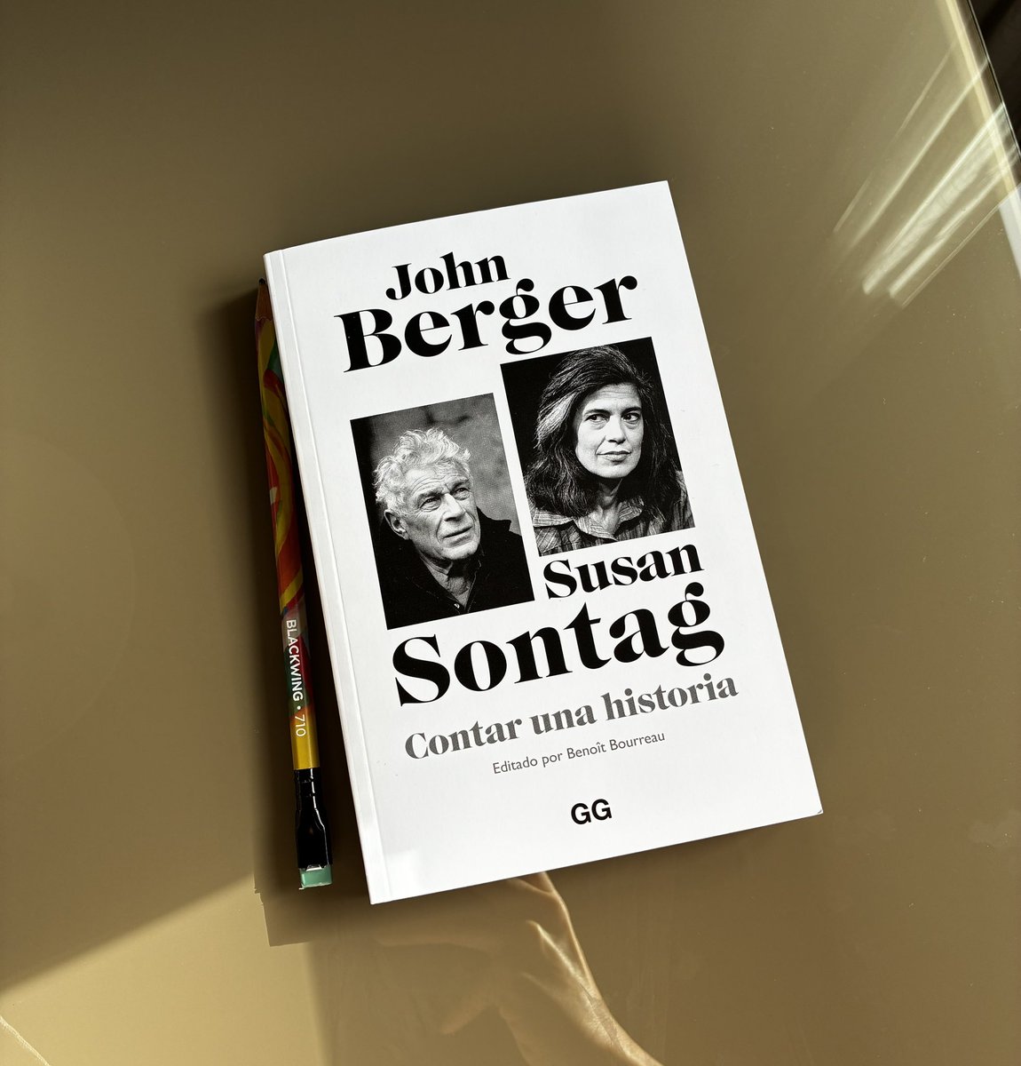 mjesusespinosa's tweet photo. Este libro es la transcripción de la conversación que mantuvieron Susan Sontag y John Berger en TV: qué significa contar una historia, qué hacemos cuando narramos, qué dicen los relatos de quienes los cuentan. ¿Necesitamos salir de nosotros mismos para entender quiénes somos? 🩵 https://t.co/aUg7lZj0ID