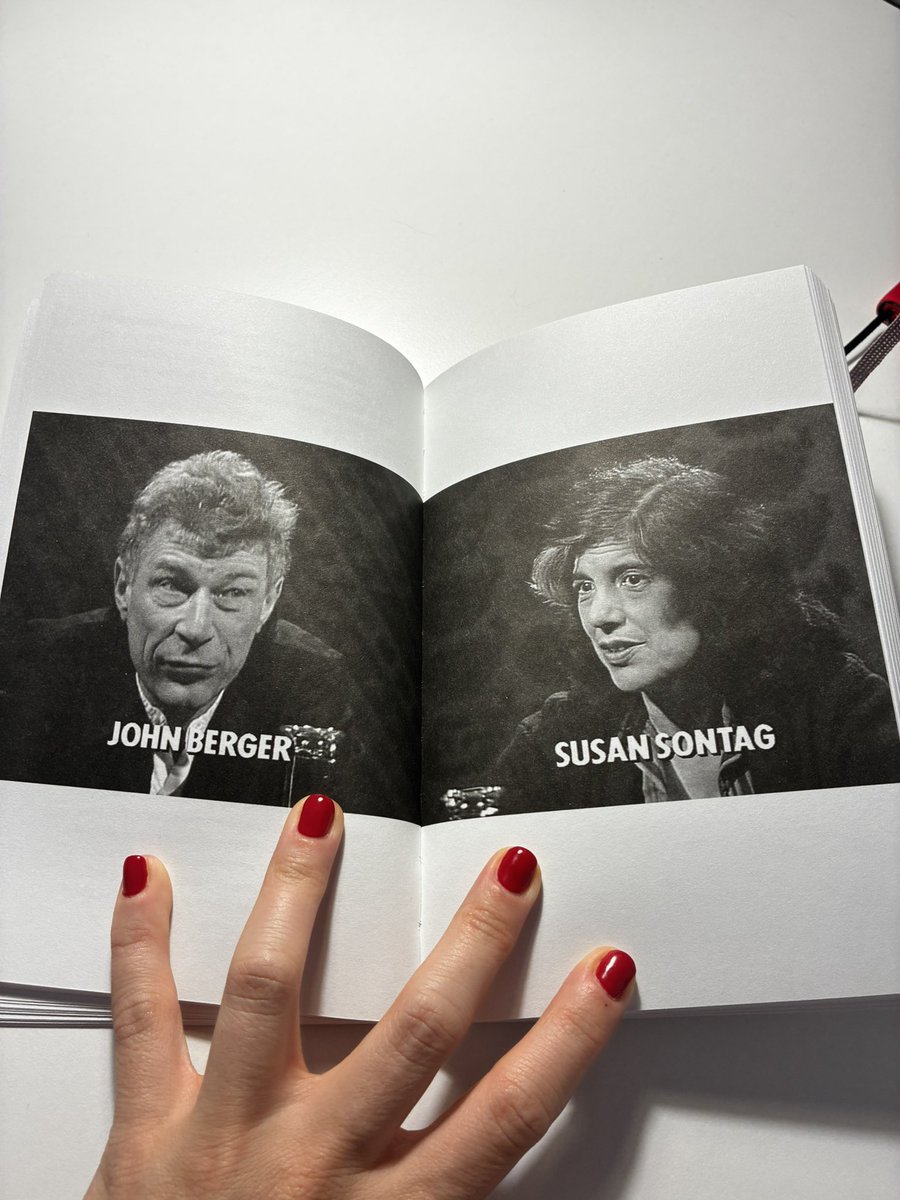mjesusespinosa's tweet photo. Este libro es la transcripción de la conversación que mantuvieron Susan Sontag y John Berger en TV: qué significa contar una historia, qué hacemos cuando narramos, qué dicen los relatos de quienes los cuentan. ¿Necesitamos salir de nosotros mismos para entender quiénes somos? 🩵 https://t.co/aUg7lZj0ID