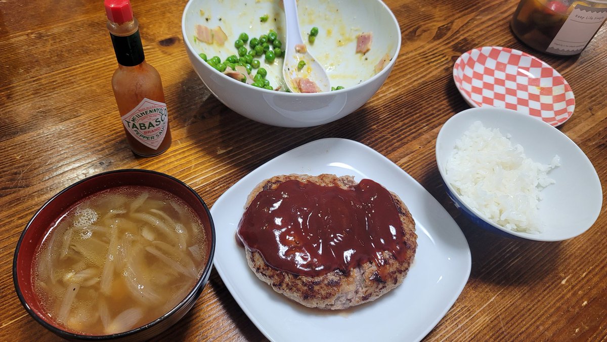 KOUROW516's tweet photo. ごはんだよーヽ( ・∀・)ﾉ
帰ってくるのが一瞬遅れたら緑のもの(青豆の温サラダ)が駆逐されてた(^-^; https://t.co/TIIucT2xaJ