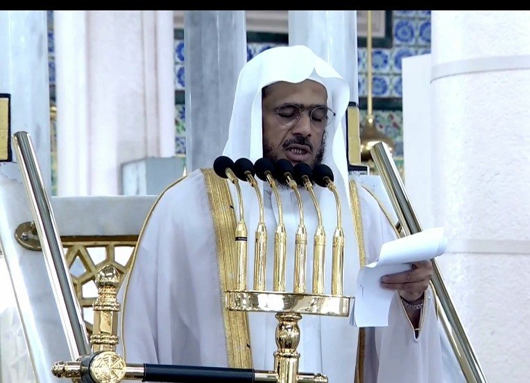 SaudiNewsFR's tweet photo. L'Imam et orateur de la mosquée Prophétique d'Al #Madinah 🕌, le Cheikh Dr Abdulbari Al-Thubaiti durant le sermon de ce vendredi :

« Le plus grand fléau qui frappe l'humanité est que la notion de loisirs se soit réduite aux écrans (tv, smartphone..), de sorte que les vacances se passent entre de courtes vidéos et les réseaux sociaux, jusqu'à ce que les jours passent et qu'il ne reste plus qu'un esprit dispersé, un cœur vide et des liens familiaux affaiblis. »