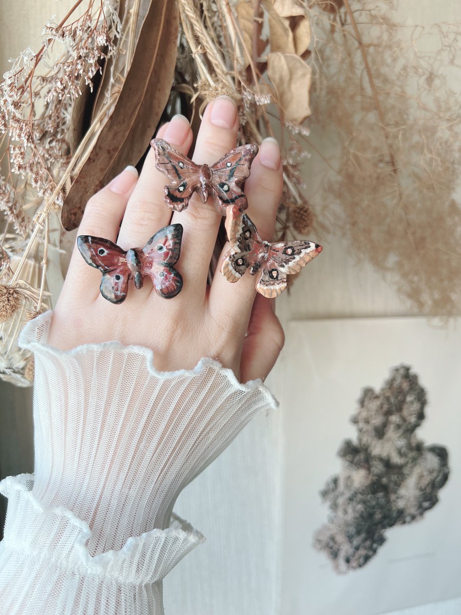 Uhohand's tweet photo. なんとゴスロリマーケット様当選しました！
🦋10月4日のみの出展となります🦋

わたくし暁月古博展はじめて参加させていただきます、作家もロリィタ姿で参加予定です
みなさまお手柔らかに🦚

蝶や蛾、花を中心に博物館のようなアイテムを持って行きます！

#ゴスロリマーケット
#GLM15 https://t.co/NaeTTHNS1o