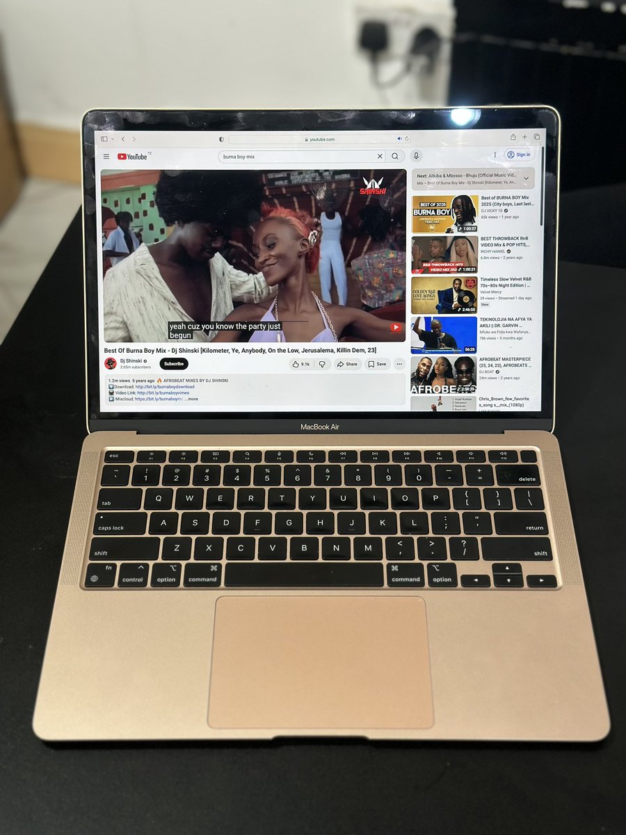 samsiria's tweet photo. MacBook Air 2020 with Apple M1 chip
Ram 8gb 
Storage 256 gb
TouchID sensor

Tsh 1,150,000/= https://t.co/aQ7Ac54b6Q