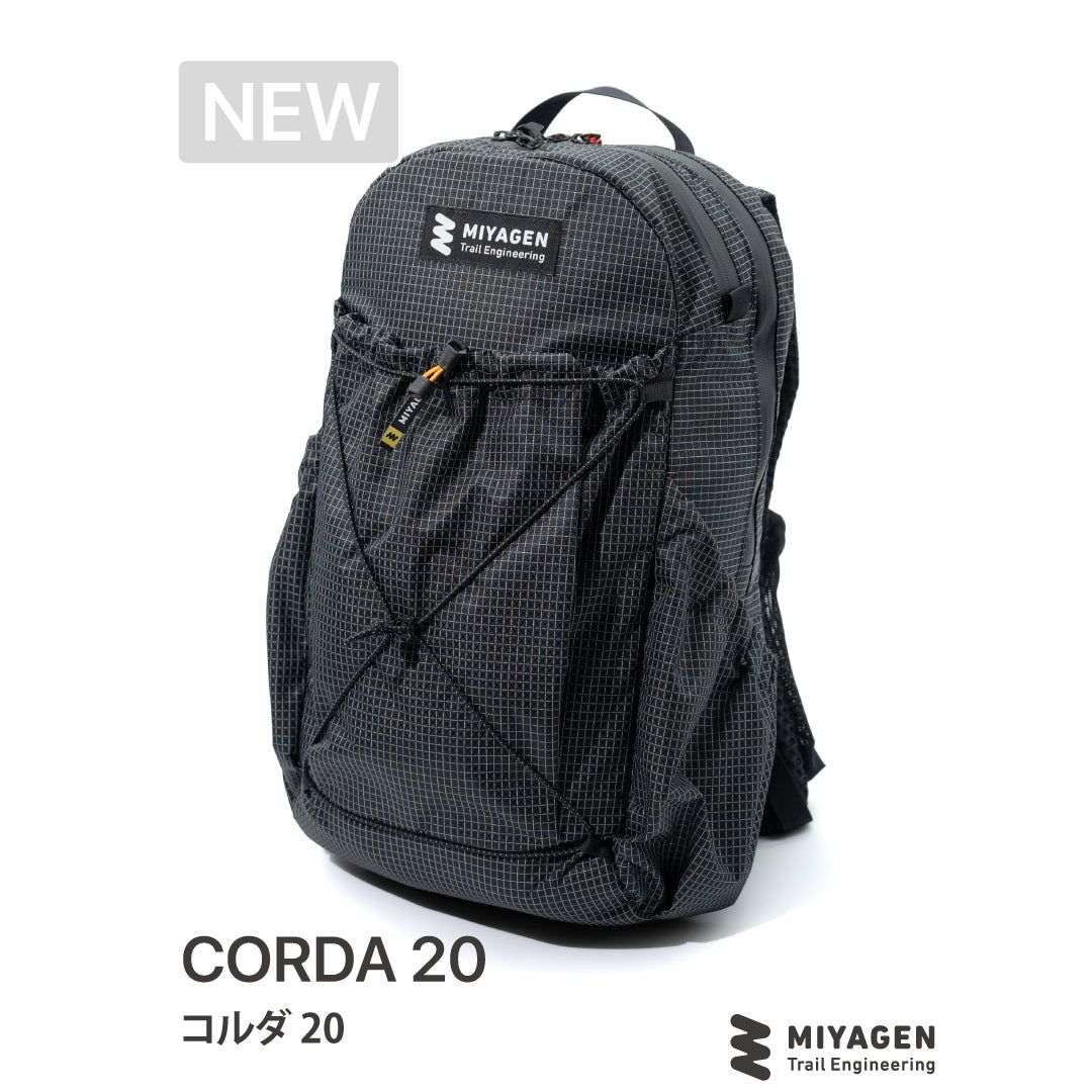 miyagen_corp's tweet photo. 【新商品】CORDA 20 — 山と街を結ぶバックパック

仕事を辞めて何日もロングトレイルをしていると、ロングトレイルが日常となり、満員電車にのってドナドナされていく日常が非日常に感じるようになります。
ロングトレイルの生活に慣れたハイカーは日常生活もミニマムに考えるようになり、毎日の荷物がそのまま山へ行ける荷物と精神状態で逃げだしたくなります。
そんなロングトレイル後の私が日常業務へ戻ろうとする中で生まれた20Lのバックパックです。

CORDA 20は、山と街をつなぐ。という願いを込めてCORDAとネーミングをしました。

・ボトルホルダー
ハーネスに2箇所。山では水を入れてカウンターウェイトに、街ではサングラスホルダーに。

・上部の小物ポケット
約2L。前に抱えた満員電車でも、イヤホンや財布にすぐ手が届きます。

・フロントポケット
ULスタイルの大きな開口。ジャケットや嵩張るものをまとめて収納。

・サイドポケット
ボトルや折りたたみ傘が無理なく収まる、大きめの容量。

・PCスリーブ
14インチまで対応したPCスリーブ。
仕切りはPCスリーブのみ。小物はスタッフバッグにまとめる、トレイル譲りのパッキング。内部は視認性の良い明るいファブリックを採用しています。

辞表を持ち歩くように、嫌なことがあれば反対方向の電車に乗って山へ行けるバックパックです。

今週末のEZOにて先上げの数点だけ販売と事前注文を受け付け致します。

▶︎ https://t.co/MJnJ4W0isU
#MIYAGEN #CORDA20 #バックパック #山と街を結ぶ道具 #ULギア #デイパック