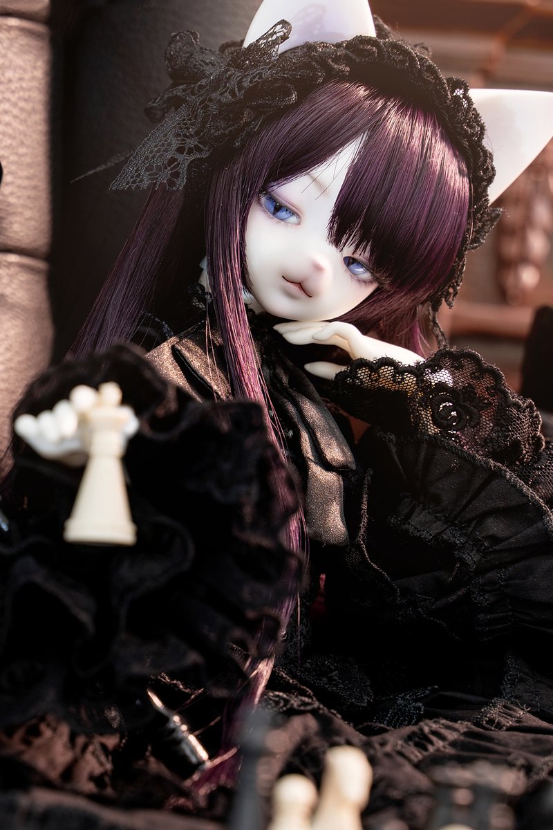 DOLKSTATION's tweet photo. 【DOLK×DEAR MINE】棘までも甘く麗しい、初宵に咲く黒薔薇『VIVIEN L. cool ver. BLACK ROSE』が登場。
黒水母 氏のメイク＆アイ、THE DUKE'S JEWELの限定ドレスが、息をのむほど妖艶な背徳の黒薔薇を花開かせています。日傘、ブーツ、ウィッグも画像そのままの豪華フルセットで、あなたのもとへ。