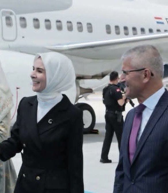 Hamedalalinew's tweet photo. وسائل إعلام هولندية تهاجم أردغان بسبب ما فعله
وذلك أنّ وزيرة الأسرة التركية ماهينار گوگطاش احتجزتها هولندا ٣ساعات بالمطار عام 2017 ثم منعتها من دخول هولندا و عادت تركيا بسبب الحجاب فتعمّد أردغان إرسالها بدله لاستقبال رئيس وزراء هولندا في قمة الناتو لإغاظة هولندا https://t.co/XypYmIeeKn