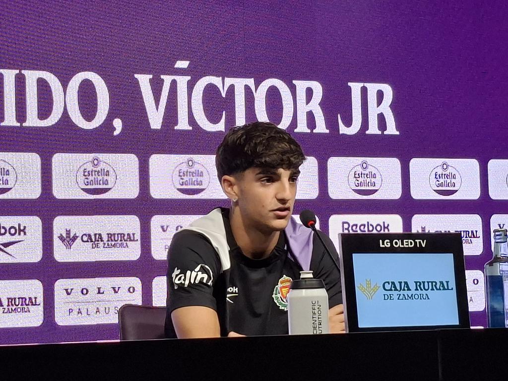 MARCAvalladolid's tweet photo. 🗣 VÍCTOR FERNÁNDEZ: "Quiero ayudar al Real Valladolid lo máximo posible (...) He mantenido una relación muy buena con todos los canteranos. Es un orgullo vestir la camiseta del primer equipo del Pucela. Estoy deseando hacerlo y sobre todo en Zorrilla" https://t.co/kLq8sogmzb