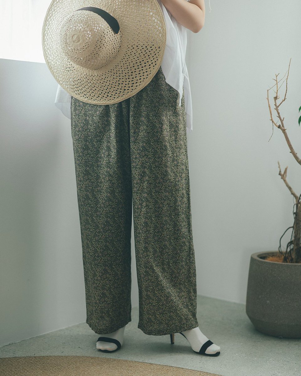 繊細なリーフ柄と落ち着いたカラーが魅力のパンツ。 ストレート