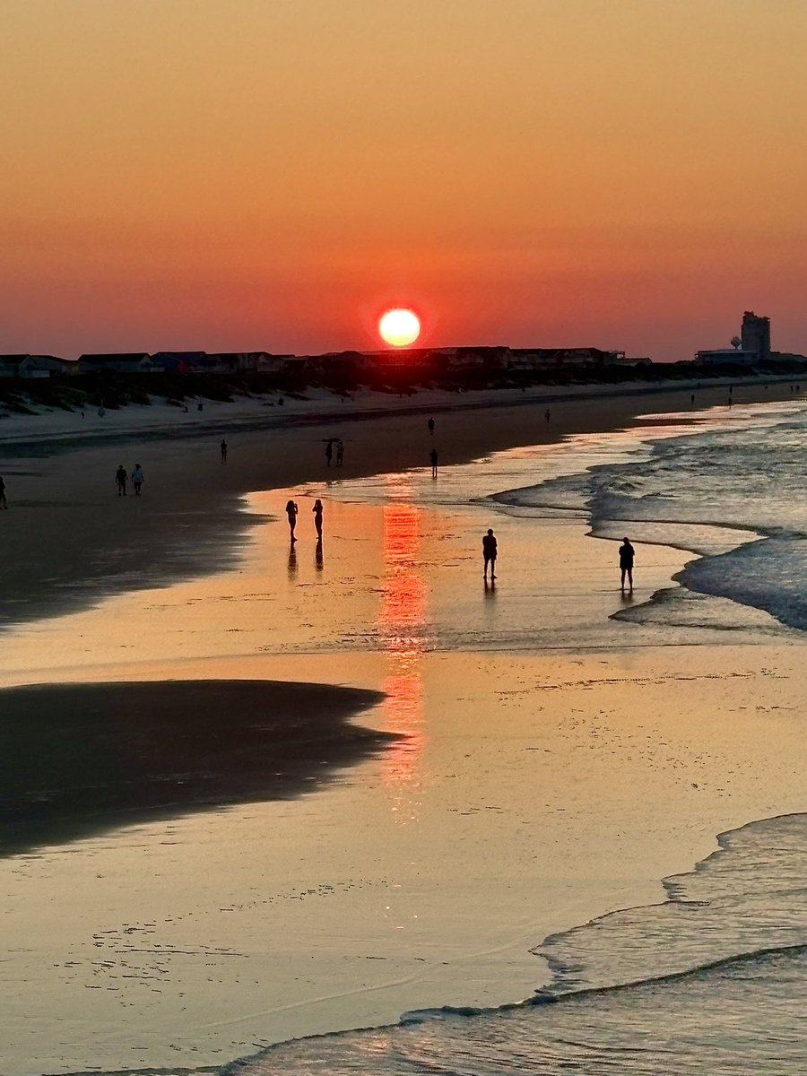 MMoore_hoops's tweet photo. Happy Friday! #SunsetBeach @EdPiotrowski @medwick @DylanHudlerWXII @jamiearnoldWMBF @LeeHaywoodWX @dogwoodblooms @marioncaldwx @JustinMcKeeWx @StarboardRail @ThePhotoHour @CMorganWX @Christina4casts @AndrewWMBF @ScottyPowellWX @jgreenhillwx @TimBuckleyWX @matt_wx @clairefrywx https://t.co/6TbByINTSE