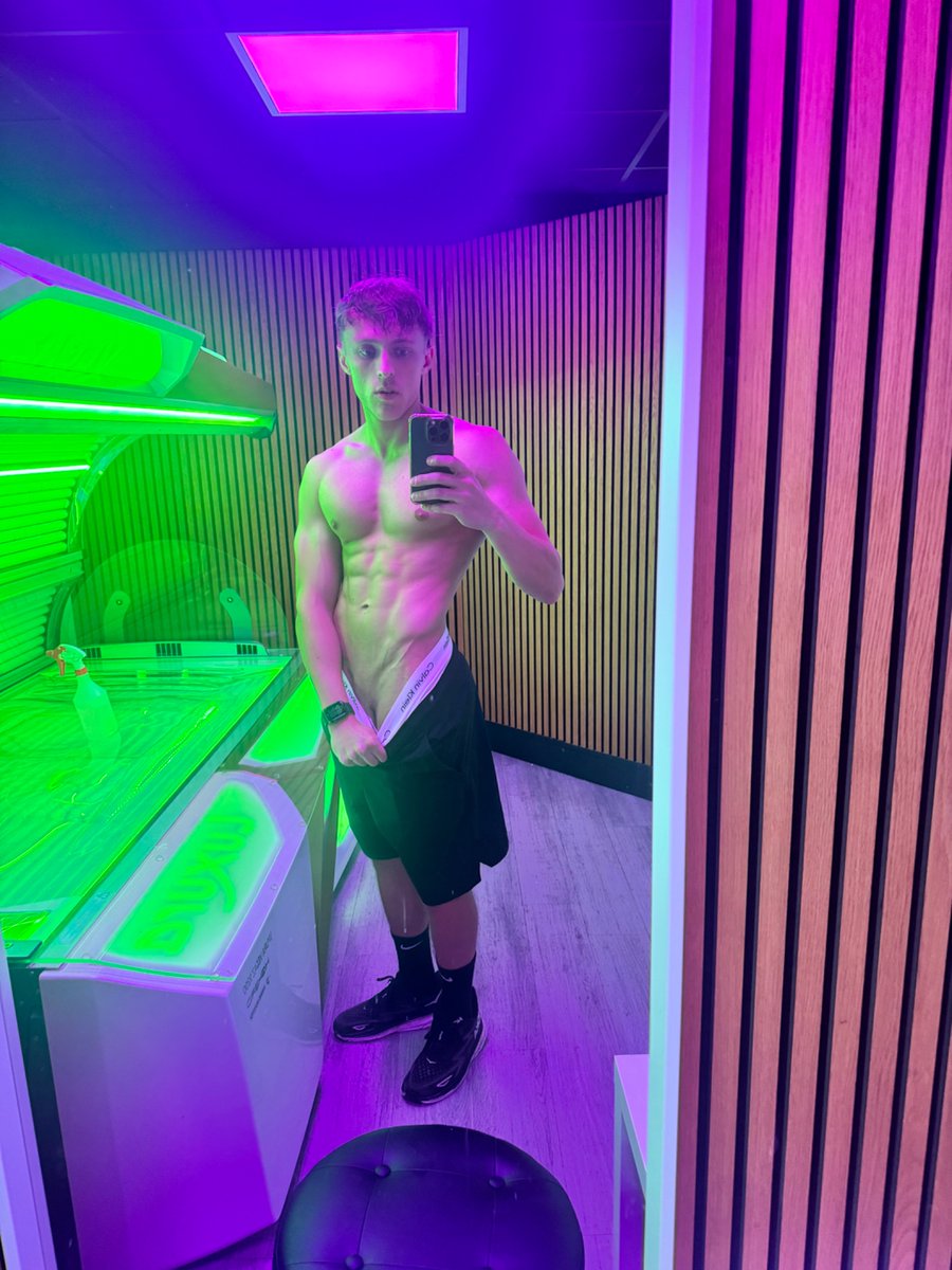 LeoLondonLL's tweet photo. Do you like men with veins on their stomachs? https://t.co/oRHSeHiXrz