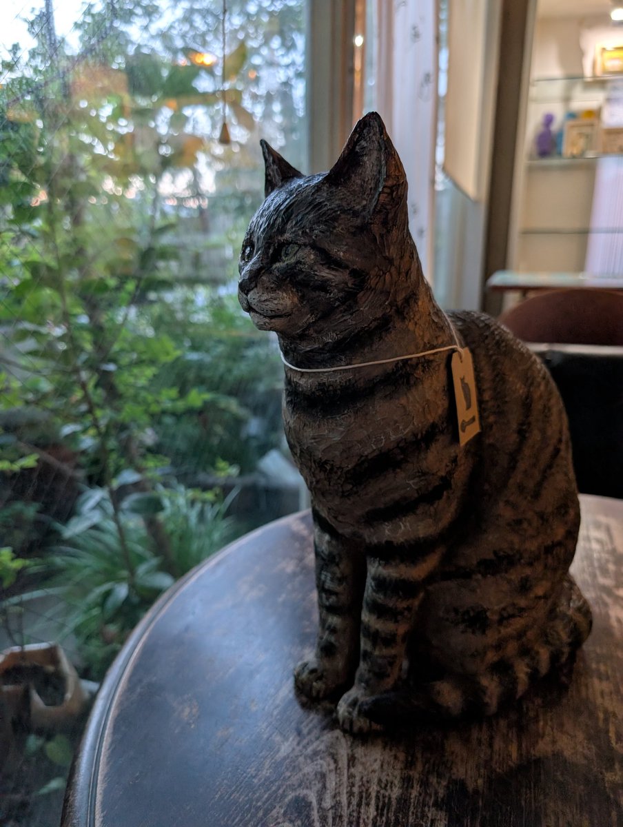 ねこねこ展24 夕暮れ時の猫とスプーンさんのほぼ実物大木彫りキジトラ