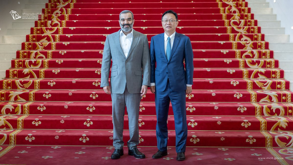 McitGovSa's tweet photo. من الصين؛ وامتدادًا للشراكات في البنية الرقمية والتقنيات المتقدمة؛ معالي المهندس عبدالله السواحه @aalswaha يجتمع برئيس مجلس إدارة شركة Huawei السيد ديفيد وانغ، لمناقشة فرص التعاون في البنية التحتية الرقمية، والذكاء الاصطناعي، والحلول السحابية، وتنمية القدرات التقنية. https://t.co/FaHtOrgcmh