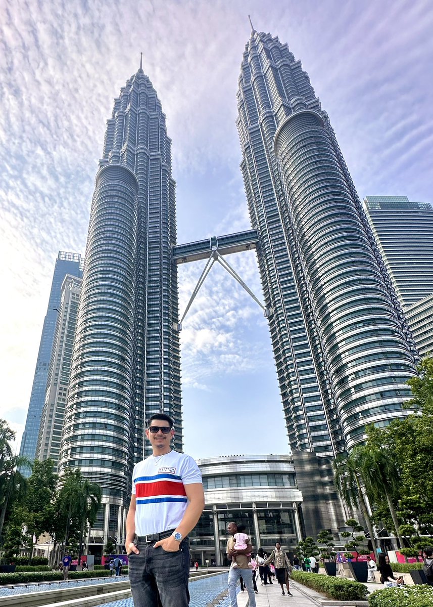 cherubimtito's tweet photo. Twin check ✔️✔️ ❤️❤️ #Petronas
📍🇲🇾 Petronas Twin Towers
.
.
.
.
#daddyduty #babyiva #bimbingivaivan #malaysiatrulyasia https://t.co/mGx5azKV55