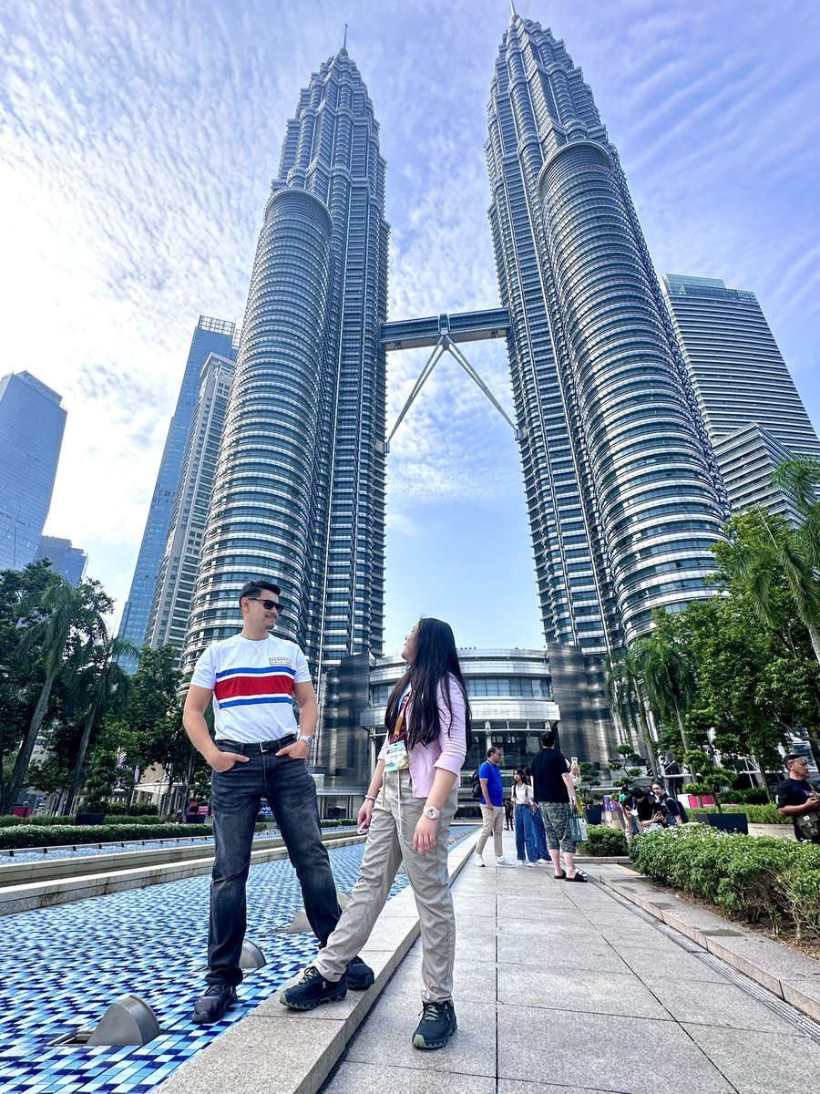 cherubimtito's tweet photo. Twin check ✔️✔️ ❤️❤️ #Petronas
📍🇲🇾 Petronas Twin Towers
.
.
.
.
#daddyduty #babyiva #bimbingivaivan #malaysiatrulyasia https://t.co/mGx5azKV55