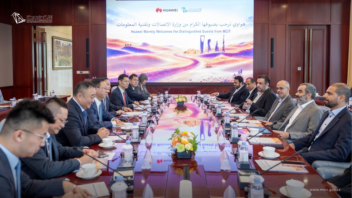 McitGovSa's tweet photo. من الصين؛ وامتدادًا للشراكات في البنية الرقمية والتقنيات المتقدمة؛ معالي المهندس عبدالله السواحه @aalswaha يجتمع برئيس مجلس إدارة شركة Huawei السيد ديفيد وانغ، لمناقشة فرص التعاون في البنية التحتية الرقمية، والذكاء الاصطناعي، والحلول السحابية، وتنمية القدرات التقنية. https://t.co/FaHtOrgcmh