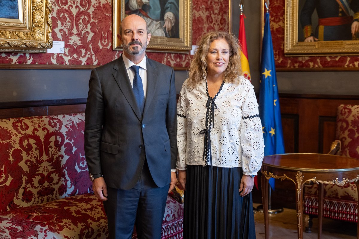 Senadoesp's tweet photo. 🏛️ El presidente del Senado, Pedro Rollán, ha inaugurado la reunión del @Calrenet, celebrada hoy en la Cámara Alta.

🤝 Ha recibido a la presidenta de la CALRE, @AstridPerezBat, y ha dado la bienvenida a los miembros del Comité Permanente.

📰 Noticia: https://t.co/BMURHZCT2J https://t.co/68JObNrgkf